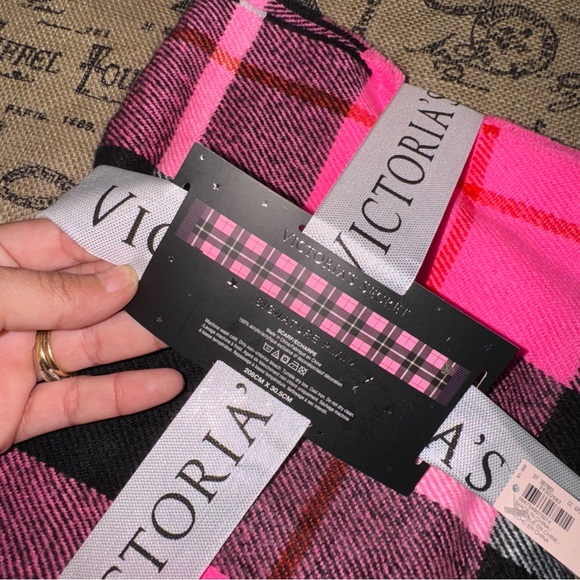 Victoria'S Secret Black Hot Pink Signature Plaid Heart Patch Scarf One Size - Picture 9 of 10